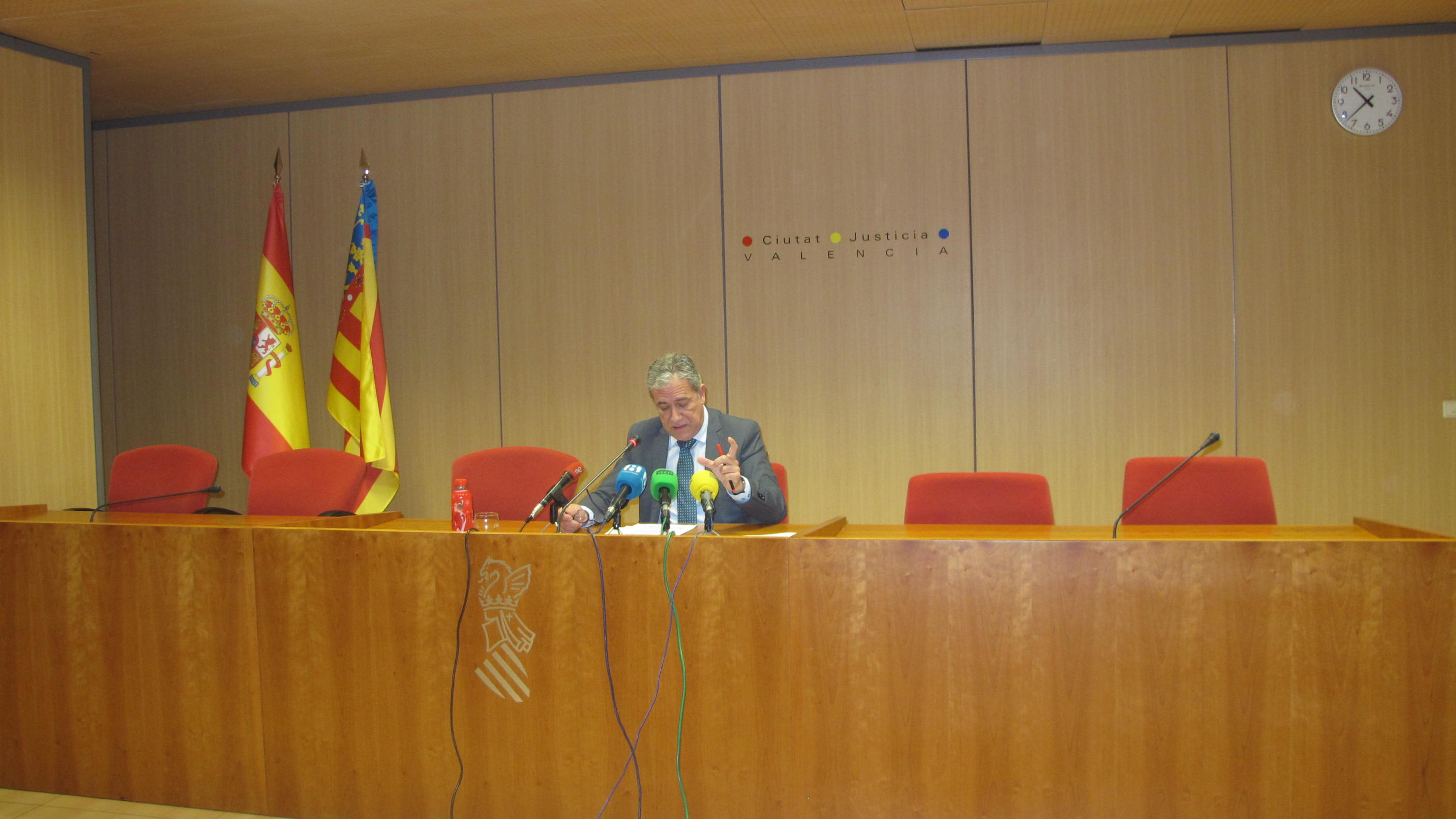 El magistrado-juez decano de Valencia, Pedro Viguer, durante la rueda de prensa